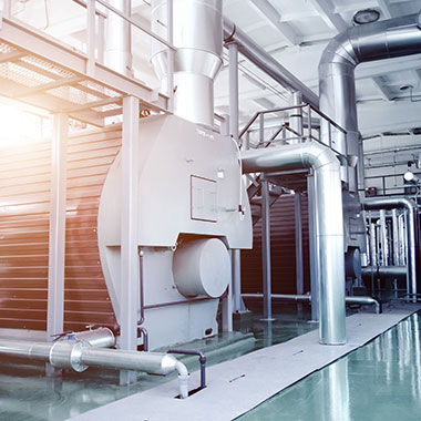 Eine Kesselanlage. Der pH-Wert ist ein wichtiger Wasserparameter, der in Kasselanlagen gemessen werden muss, da er auf mögliche Korrosion hinweist, die zu Schäden am System führen kann.